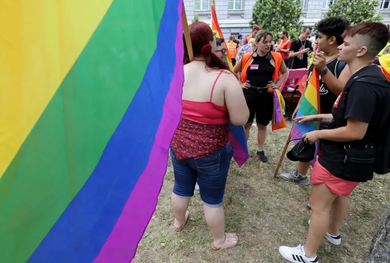 Započelo je okupljanje prije početka povorke ponosa pod sloganom 'Prajd zauvijek'