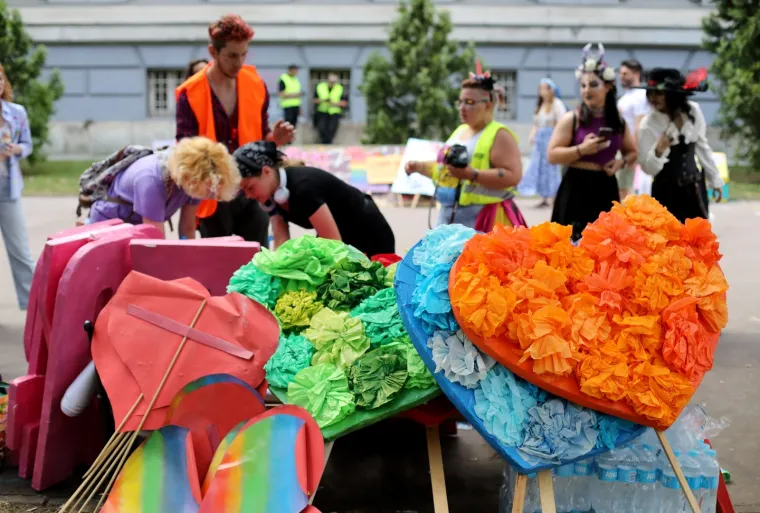 Započelo je okupljanje prije početka povorke ponosa pod sloganom 'Prajd zauvijek'