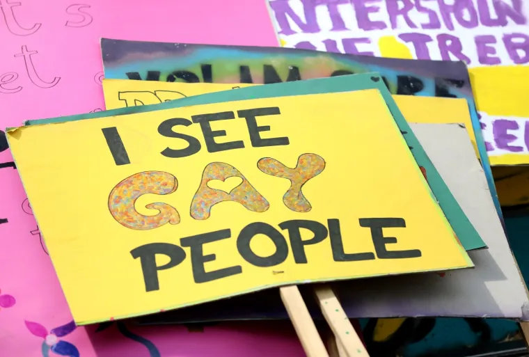 Započelo je okupljanje prije početka povorke ponosa pod sloganom 'Prajd zauvijek'