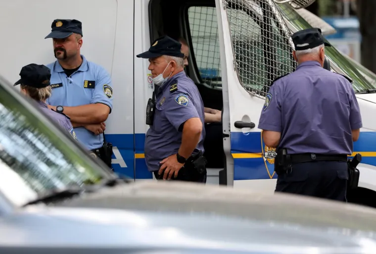 Započelo je okupljanje prije početka povorke ponosa pod sloganom 'Prajd zauvijek'
