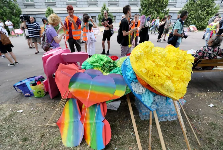 Započelo je okupljanje prije početka povorke ponosa pod sloganom 'Prajd zauvijek'