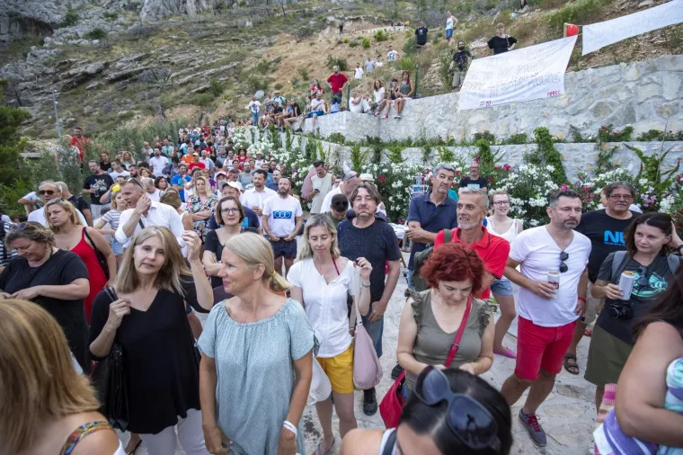 Mnogi poznati na Festivalu bespravne gradnje: 'Kome smeta hrvacki asvalt?'