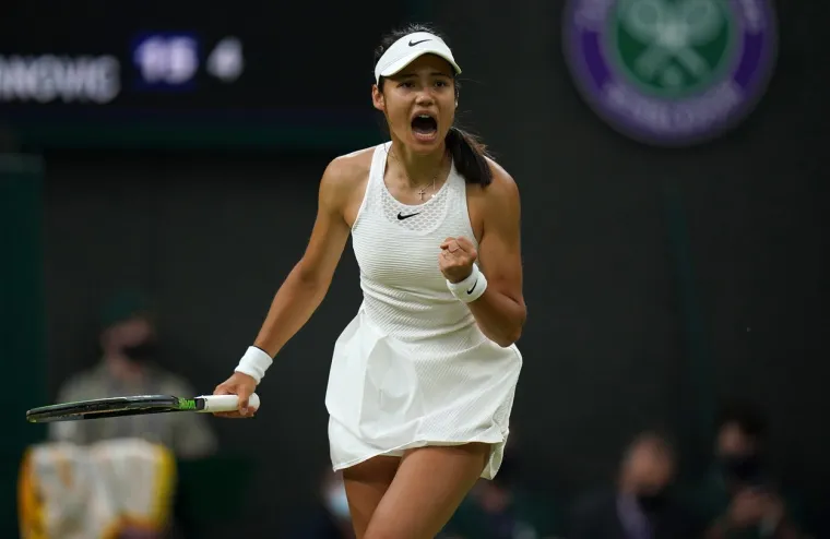Emma Raducanu je britanska i svjetska senzacija Wimbledona, anonimna 18-godišnjakinja s 338. mjesta na rang-listi i pozivnicom organizatora plasirala se u osminu finala bez izgubljenog seta. Najmlađa Britanka sa 18 godina, 232 dana u osmini finala u All England Clubu u Open eri, pretekla je Deborah Jevans (19 godina, 48 dana - 1979. godine). Djevojka rođena u Torontu od oca Rumunja i majke Kineskinje u Londonu živi od druge godine. Do Wimbledona nije imala Top 100 pobjedu, sada ima dvije - Marketu Vondroušovu i Soranu Cirsteu. Međutim, protiv naše Ajle nije mogla. 