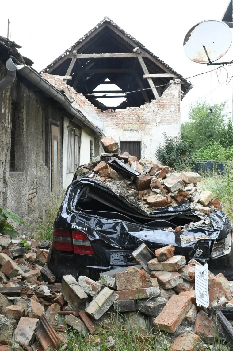 Dojam nerada i posre obnove pojačava prizor potpuno devastirane kuće iza automobila. Tko zna hoće li se ikad itko ondje vratiti...