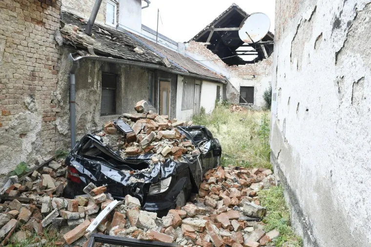 Kao što je crveni Fićo postao simbolom Domovinskog rata, tako bi i ovaj Mercedes mogao postati simbolom patnje Banijaca, spore i neučinkovite obnove i izgubljene nade u bolji život na tom području. 