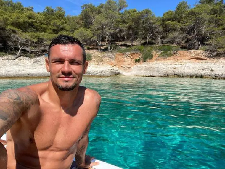 Dejan Lovren ljetuje u Novalji, gdje je njegov hotel Joel. U ponedjeljak je fanovima zahvalio na čestitkama povodom 32. rođendana iz skrivene uvale.
