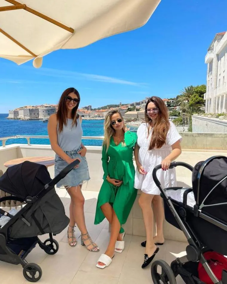 Sudeći prema objavama na Instagramu, Bruno Petković i njegova djevojka Iva Šarić i sin Adrian odmaraju se u Dubrovniku. Par je jedan dan proveo s nogometašem Dujom Ćaleta-Carom, njegovom suprugom Adrianom i dizajnericom Andreom Zvono.