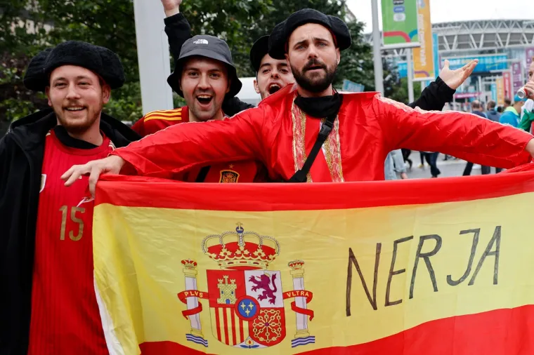 Sve je spremno za bitku koja će odlučiti prvog finalista Eura, talijanski i &scaron;panjolski navijači okupirali ulice Londona