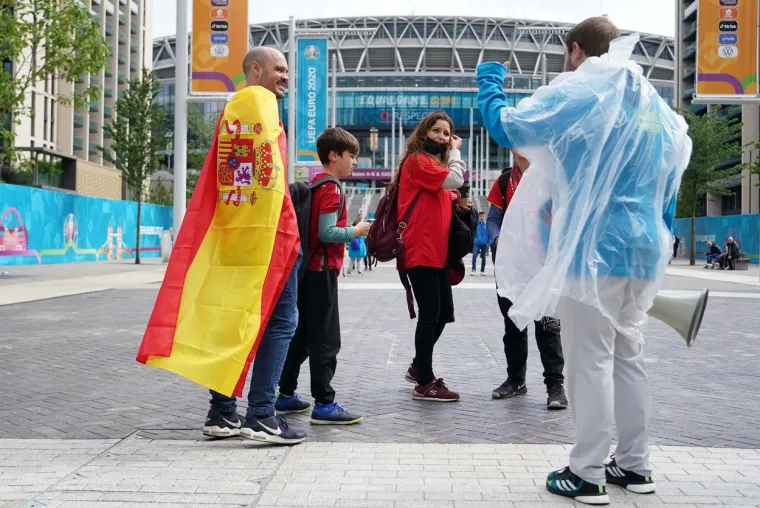 Sve je spremno za bitku koja će odlučiti prvog finalista Eura, talijanski i &scaron;panjolski navijači okupirali ulice Londona