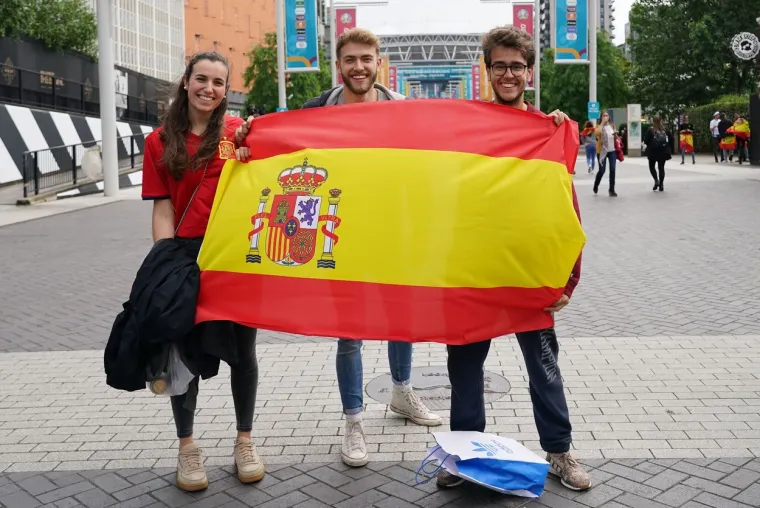 Sve je spremno za bitku koja će odlučiti prvog finalista Eura, talijanski i &scaron;panjolski navijači okupirali ulice Londona