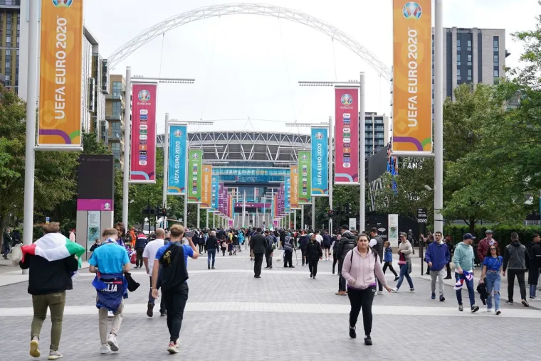 Sve je spremno za bitku koja će odlučiti prvog finalista Eura, talijanski i &scaron;panjolski navijači okupirali ulice Londona