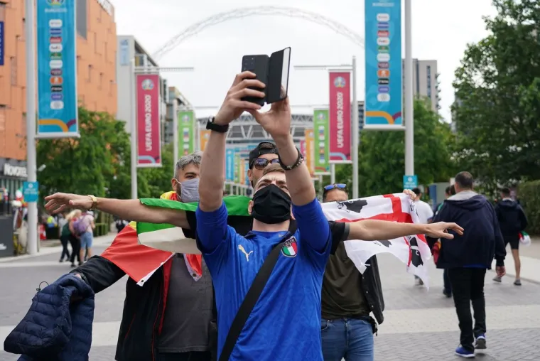 Sve je spremno za bitku koja će odlučiti prvog finalista Eura, talijanski i &scaron;panjolski navijači okupirali ulice Londona