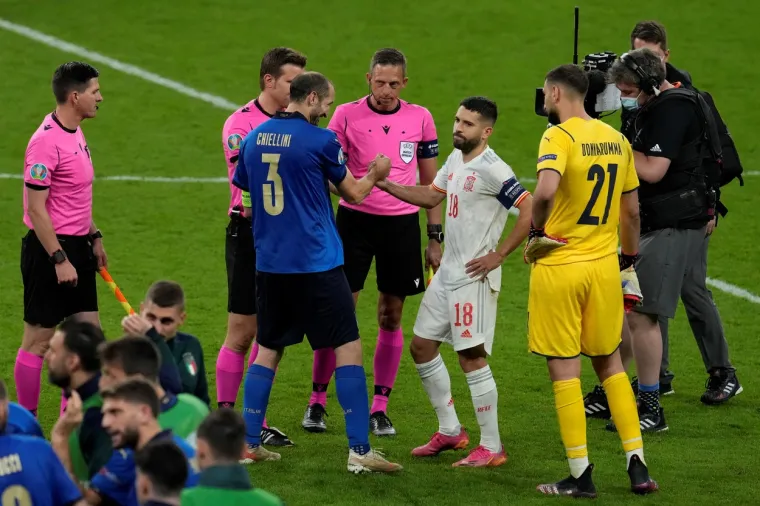 Alba nije izgledao kao da je odu&scaron;evljen njegovim "razigranim" pona&scaron;anjem, ali zato su se suci smijali 'showu' legendarnog Talijana. 