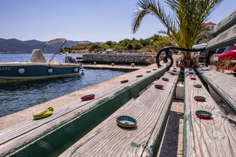 Suludi čin: Netko na Pelje&scaron;cu zakucao čepove na klupe kako nitko ne bi mogao sjediti
