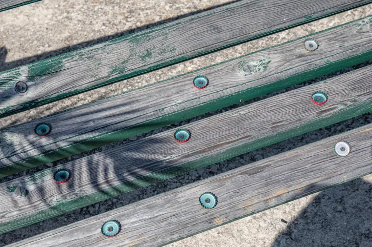 Suludi čin: Netko na Pelje&scaron;cu zakucao čepove na klupe kako nitko ne bi mogao sjediti