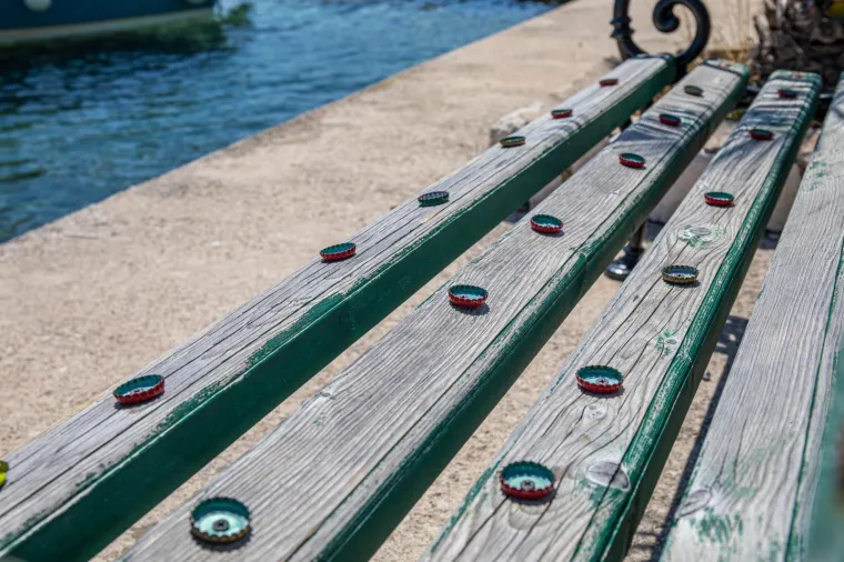 Suludi čin: Netko na Pelje&scaron;cu zakucao čepove na klupe kako nitko ne bi mogao sjediti