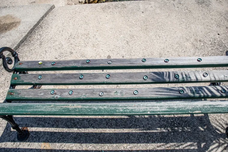 Suludi čin: Netko na Pelje&scaron;cu zakucao čepove na klupe kako nitko ne bi mogao sjediti