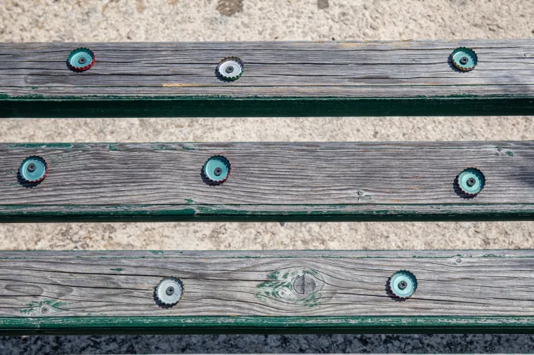 Suludi čin: Netko na Pelje&scaron;cu zakucao čepove na klupe kako nitko ne bi mogao sjediti