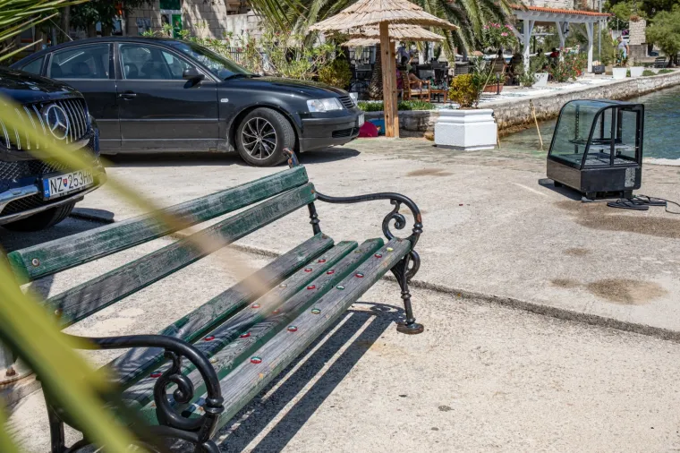 Suludi čin: Netko na Pelje&scaron;cu zakucao čepove na klupe kako nitko ne bi mogao sjediti