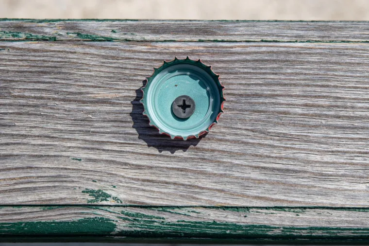 Suludi čin: Netko na Pelje&scaron;cu zakucao čepove na klupe kako nitko ne bi mogao sjediti