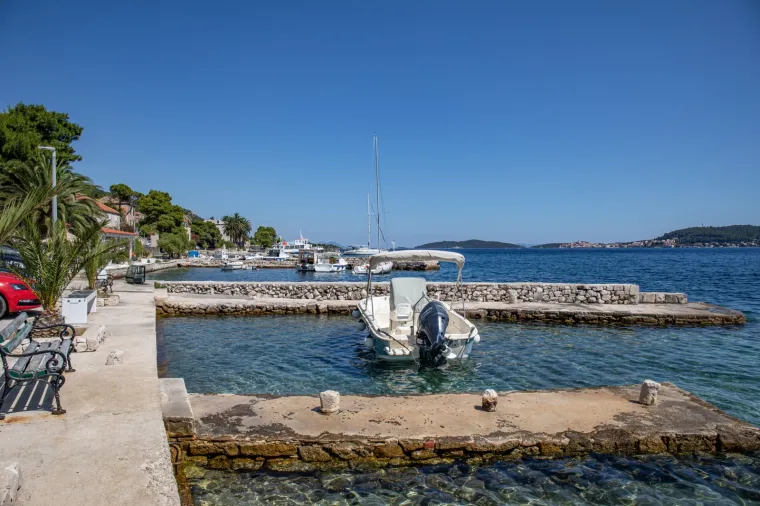 Suludi čin: Netko na Pelje&scaron;cu zakucao čepove na klupe kako nitko ne bi mogao sjediti