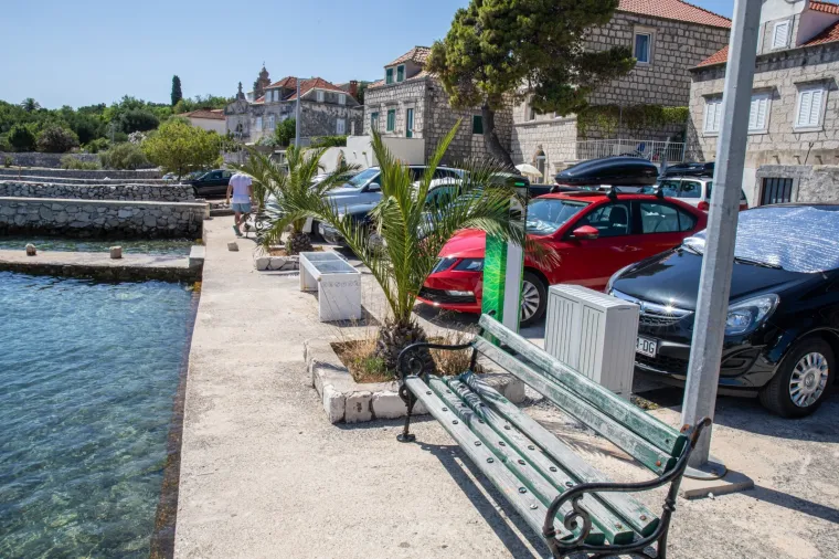 Suludi čin: Netko na Pelje&scaron;cu zakucao čepove na klupe kako nitko ne bi mogao sjediti