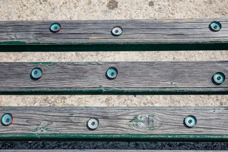 Suludi čin: Netko na Pelje&scaron;cu zakucao čepove na klupe kako nitko ne bi mogao sjediti