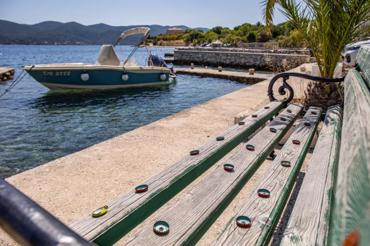 Suludi čin: Netko na Pelje&scaron;cu zakucao čepove na klupe kako nitko ne bi mogao sjediti