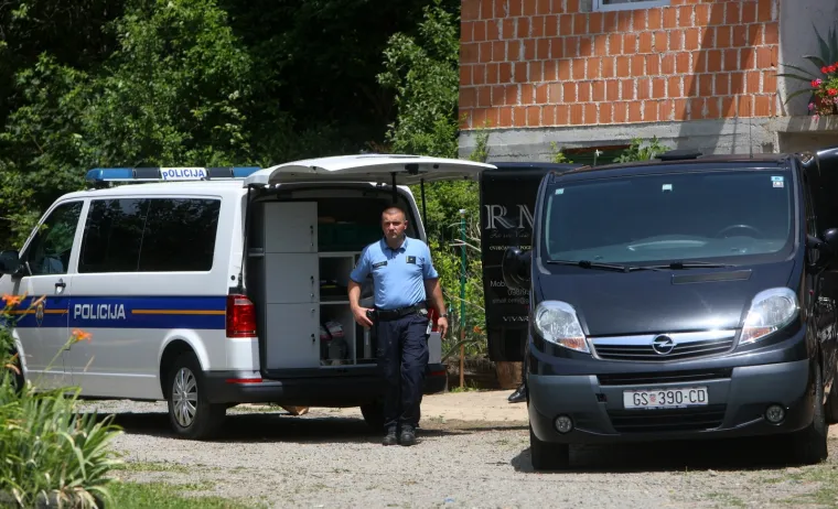 Ubijen mu&scaron;karac kod Otočca? Policija dobila dojavu o mu&scaron;kom tijelu u obiteljskoj kući