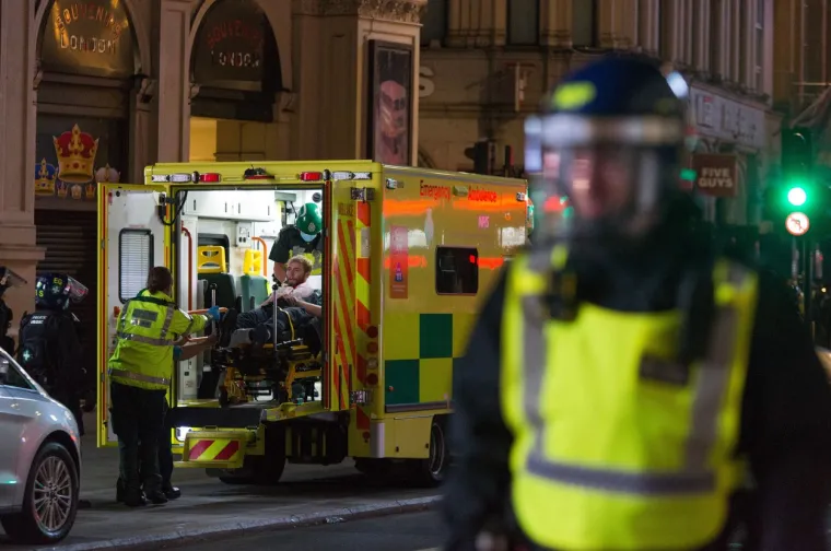 Letjele su boce, petarde, sve što im se našlo pri ruci: Samo obratite pozornost na tipa u Hitnoj pomoći, toliko je bilo brutalno