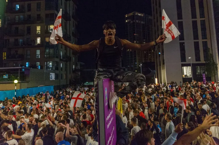 Letjele su boce, petarde, sve što im se našlo pri ruci: Samo obratite pozornost na tipa u Hitnoj pomoći, toliko je bilo brutalno