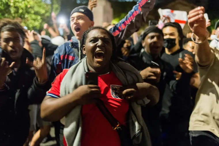 Letjele su boce, petarde, sve što im se našlo pri ruci: Samo obratite pozornost na tipa u Hitnoj pomoći, toliko je bilo brutalno