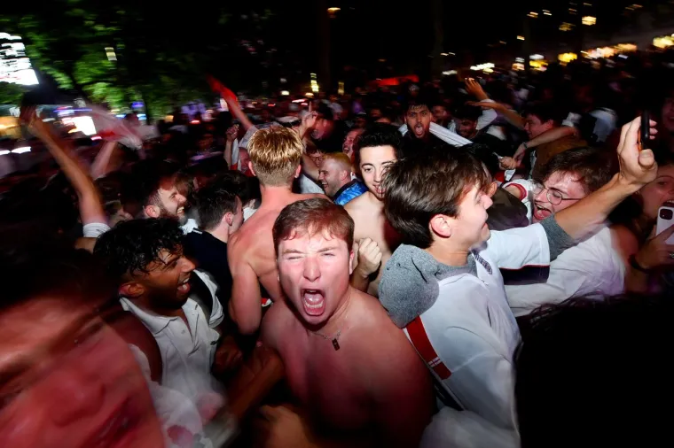 Letjele su boce, petarde, sve što im se našlo pri ruci: Samo obratite pozornost na tipa u Hitnoj pomoći, toliko je bilo brutalno