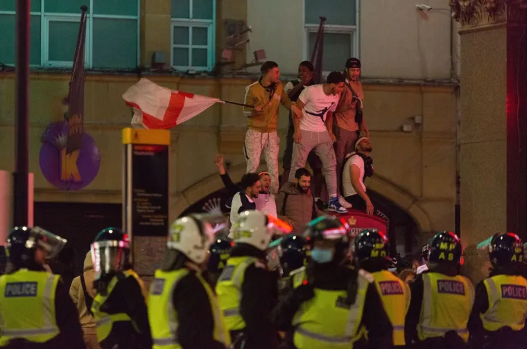 Letjele su boce, petarde, sve što im se našlo pri ruci: Samo obratite pozornost na tipa u Hitnoj pomoći, toliko je bilo brutalno