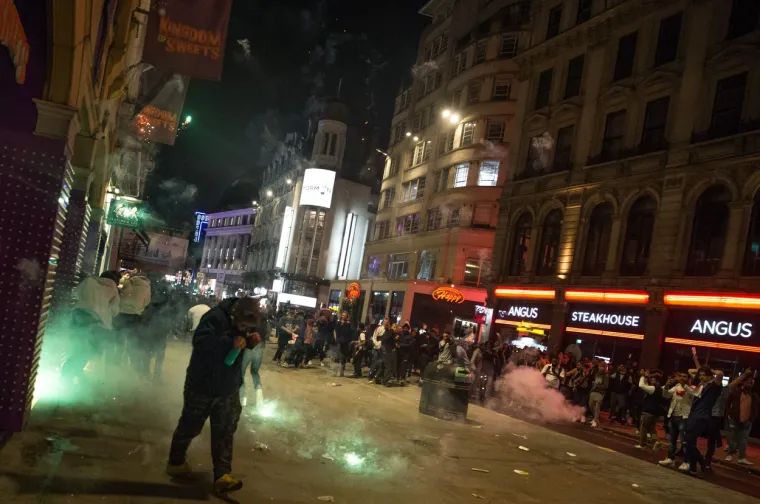 Letjele su boce, petarde, sve što im se našlo pri ruci: Samo obratite pozornost na tipa u Hitnoj pomoći, toliko je bilo brutalno