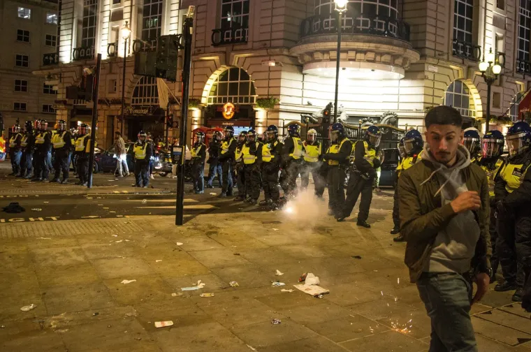 Letjele su boce, petarde, sve što im se našlo pri ruci: Samo obratite pozornost na tipa u Hitnoj pomoći, toliko je bilo brutalno