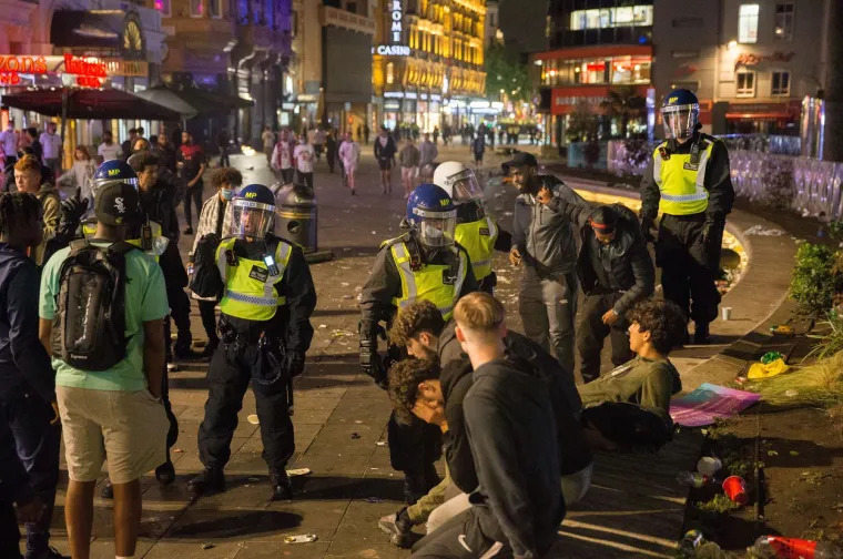 Letjele su boce, petarde, sve što im se našlo pri ruci: Samo obratite pozornost na tipa u Hitnoj pomoći, toliko je bilo brutalno