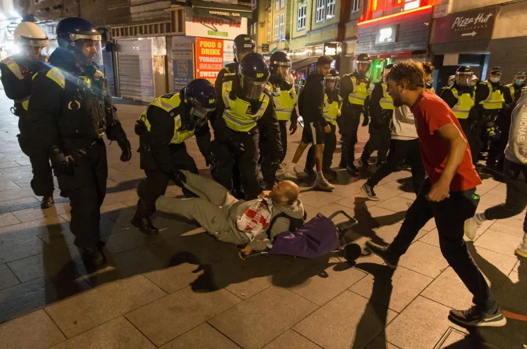 Letjele su boce, petarde, sve što im se našlo pri ruci: Samo obratite pozornost na tipa u Hitnoj pomoći, toliko je bilo brutalno