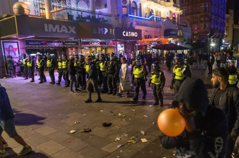 Letjele su boce, petarde, sve što im se našlo pri ruci: Samo obratite pozornost na tipa u Hitnoj pomoći, toliko je bilo brutalno