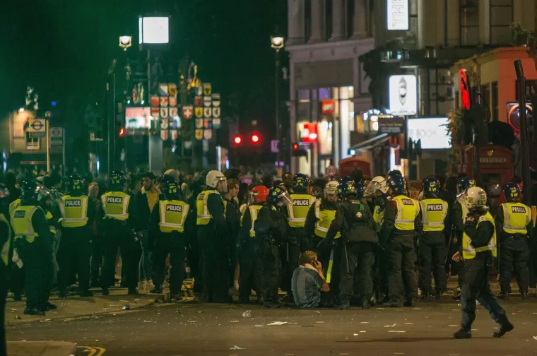 Letjele su boce, petarde, sve &scaron;to im se na&scaron;lo pri ruci: Samo obratite pozornost na tipa u Hitnoj pomoći, toliko je bilo brutalno