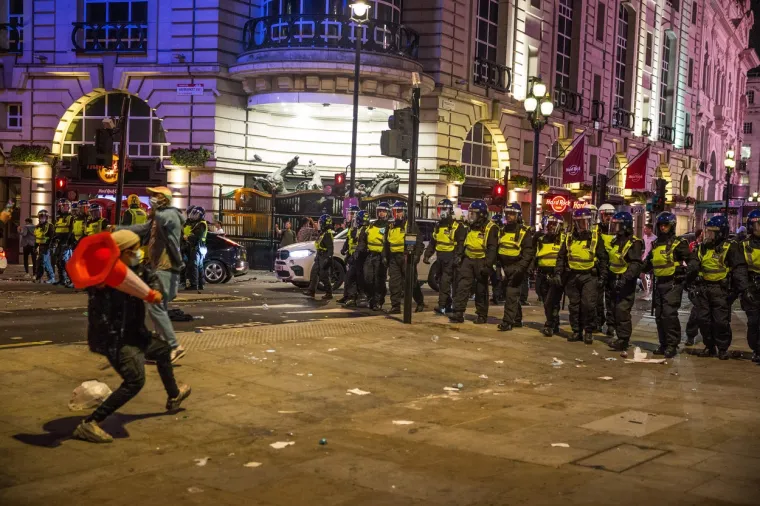 Letjele su boce, petarde, sve &scaron;to im se na&scaron;lo pri ruci: Samo obratite pozornost na tipa u Hitnoj pomoći, toliko je bilo brutalno