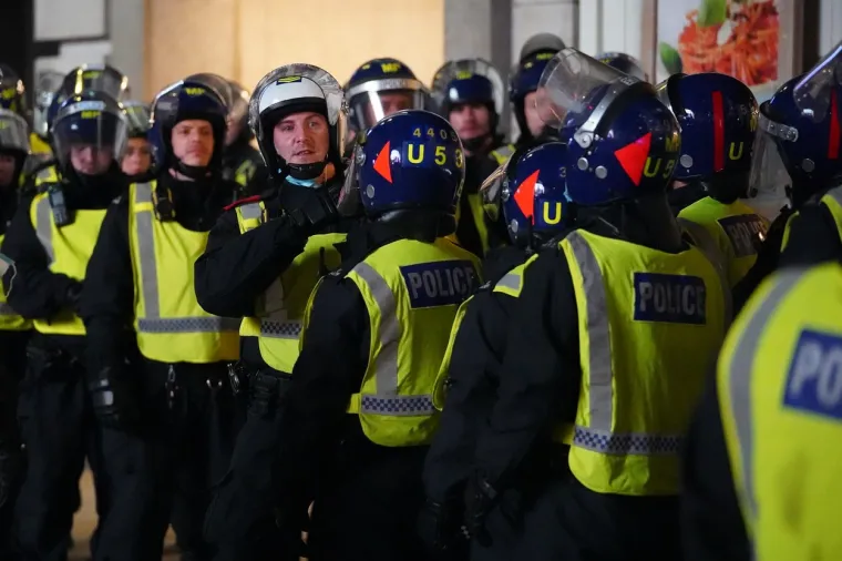 Letjele su boce, petarde, sve &scaron;to im se na&scaron;lo pri ruci: Samo obratite pozornost na tipa u Hitnoj pomoći, toliko je bilo brutalno