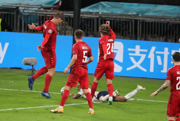 Sudac je trebao prekinuti igru prije nego &scaron;to je Sterling pao. Jeste li primijetili da su na terenu bile dvije lopte?