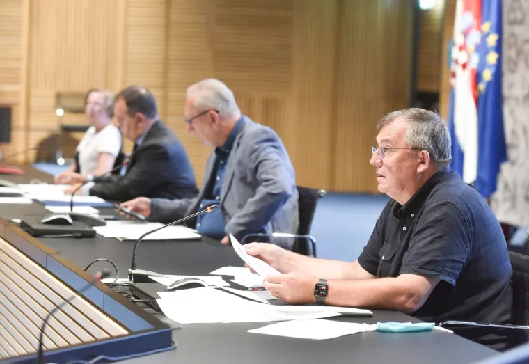 Skinuli su maske na tiskovnoj, po prvi put nakon godine i pol