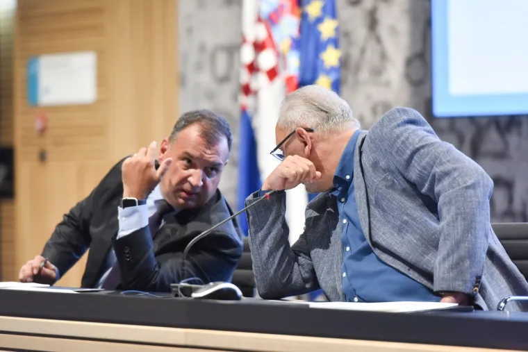 Skinuli su maske na tiskovnoj, po prvi put nakon godine i pol