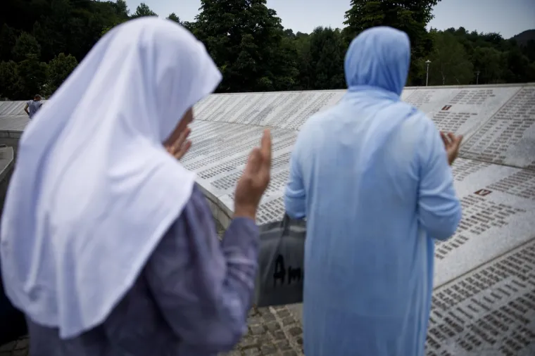 U BiH ispraćeni posmrtni ostaci 19 žrtava genocida u Srebrenici: 'Dok je svijeta i vijeka odavat ćemo po&scaron;tovanje'