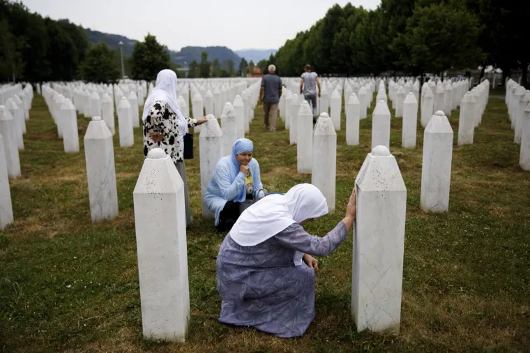 U BiH ispraćeni posmrtni ostaci 19 žrtava genocida u Srebrenici: 'Dok je svijeta i vijeka odavat ćemo po&scaron;tovanje'