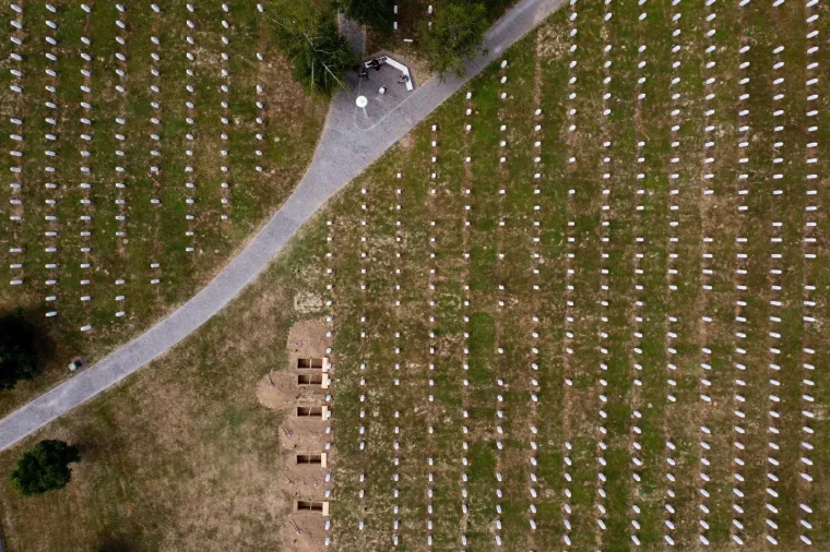 U BiH ispraćeni posmrtni ostaci 19 žrtava genocida u Srebrenici: 'Dok je svijeta i vijeka odavat ćemo po&scaron;tovanje'