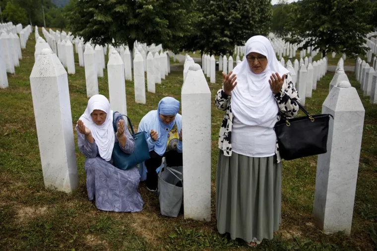U BiH ispraćeni posmrtni ostaci 19 žrtava genocida u Srebrenici: 'Dok je svijeta i vijeka odavat ćemo po&scaron;tovanje'