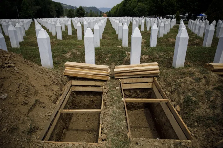 U BiH ispraćeni posmrtni ostaci 19 žrtava genocida u Srebrenici: 'Dok je svijeta i vijeka odavat ćemo po&scaron;tovanje'